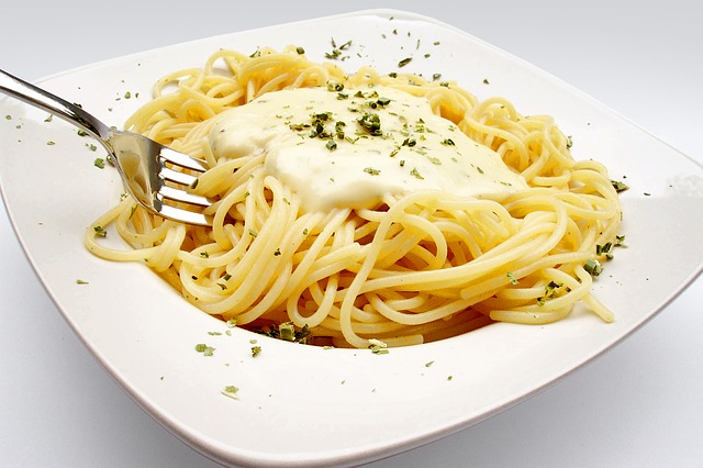 špagety posypané sýrem
